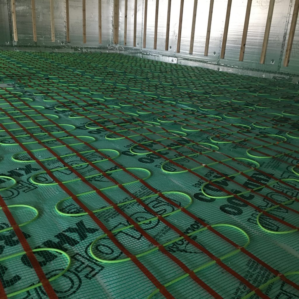 Plancher chauffant de marque Flexterm sous dalle de béton résidentiel.