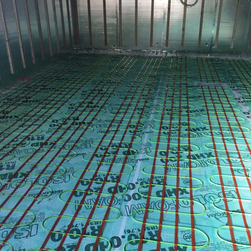 Plancher chauffant de marque Flexterm sous dalle de béton résidentiel.