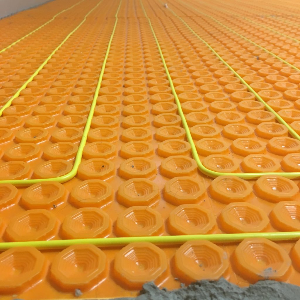 Plancher chauffant de marque Flexterm sous céramiques résidentiel. Installation fait sur flexnap (ce qui remplace l'autonivelant).