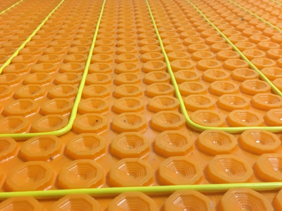 Plancher chauffant de marque Flexterm sous céramiques résidentiel. Installation fait sur flexnap (ce qui remplace l'autonivelant).