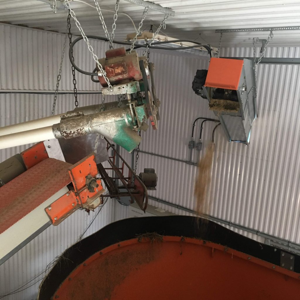 Alimentation de vis à grain et de convoyeur pour mélangeur (RTM)